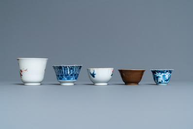 Vingt-quatre tasses et vingt-cinq soucoupes en porcelaine de Chine en bleu et blanc, famille rose, verte et de style Imari, Kangxi et apr&egrave;s