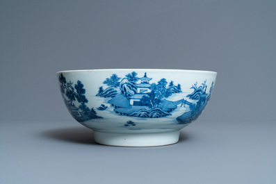 Een Chinese blauw-witte vaas en een grote kom, Qianlong
