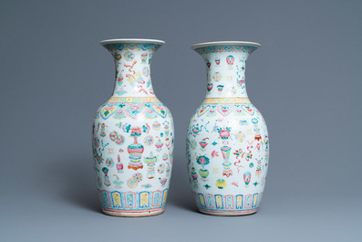 Een paar Chinese famille rose vazen met antiquiteiten, 19e eeuw