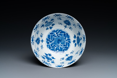 Een fijne Chinese blauw-witte 'sanduo' kom, Kangxi merk en periode