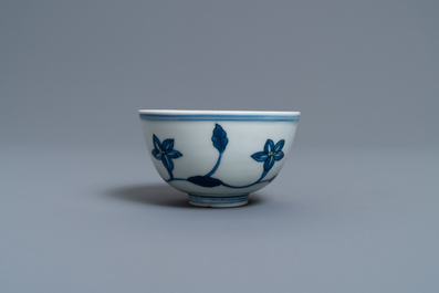 Een Chinese blauw-witte 'paleis' kom, Kangxi