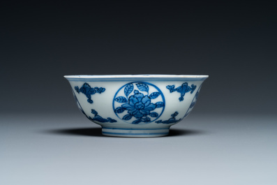 Een Chinese blauw-witte 'draken' kom met lan&ccedil;a-inscripties, Wanli merk en periode