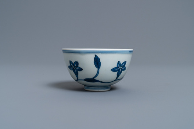Een Chinese blauw-witte 'paleis' kom, Kangxi