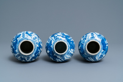 Een Chinees vijfdelig blauw-wit kaststel met druivenranken, Kangxi