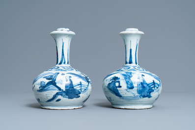Een paar Chinese blauw-witte kendi, Wanli