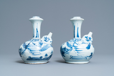 Een paar Chinese blauw-witte kendi, Wanli