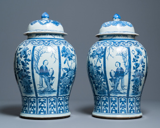 Een paar grote Chinese blauw-witte dekselvazen, 19e eeuw