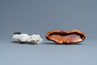 A Chinese qianjiang cai vase, three famille rose wares and a jadeite carving, 19/20th C.