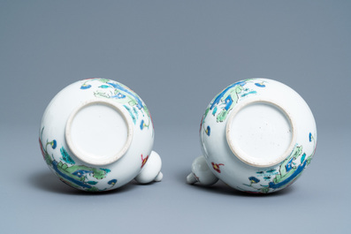 Een paar Chinese famille rose kendi met hanen, Qianlong