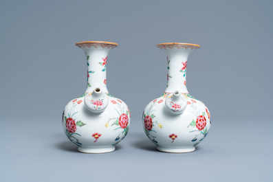 Een paar Chinese famille rose kendi met hanen, Qianlong