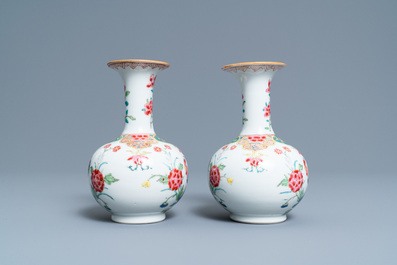 Een paar Chinese famille rose kendi met hanen, Qianlong