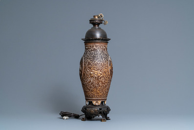 Un vase en biscuit ajour&eacute; &agrave; d&eacute;cor de lions bouddhistes mont&eacute; en lampe, Chine, 19&egrave;me
