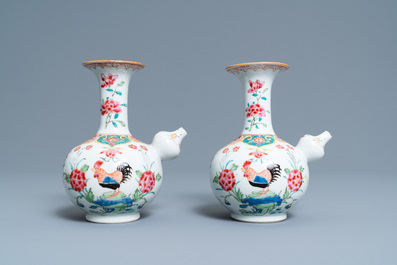 Een paar Chinese famille rose kendi met hanen, Qianlong