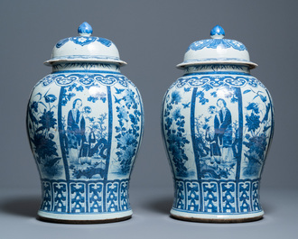 Een paar grote Chinese blauw-witte dekselvazen, 19e eeuw