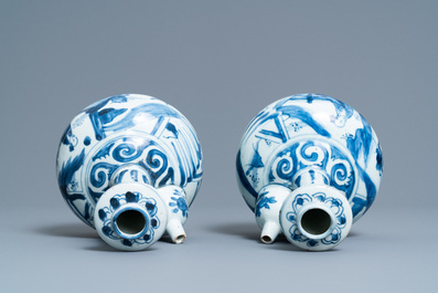 Een paar Chinese blauw-witte kendi, Wanli
