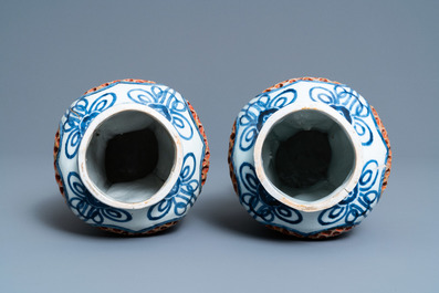 A pair of Japanese Arita blue and white reticulated vases, Edo, 17/18th C.