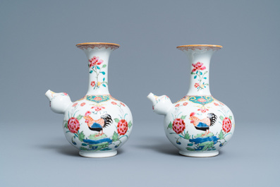Een paar Chinese famille rose kendi met hanen, Qianlong