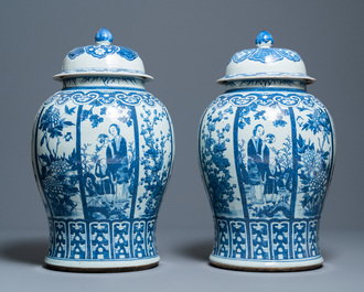Een paar grote Chinese blauw-witte dekselvazen, 19e eeuw