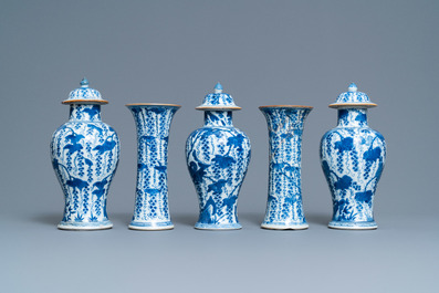Een Chinees vijfdelig blauw-wit kaststel met druivenranken, Kangxi