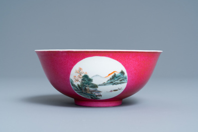 Een Chinese kom met medaillons op robijnrode fondkleur, 19/20e eeuw