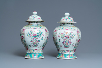 Een paar Chinese famille rose dekselvazen, 19e eeuw