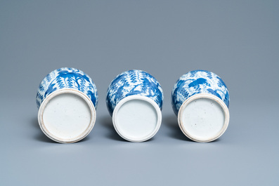 Een Chinees vijfdelig blauw-wit kaststel met druivenranken, Kangxi