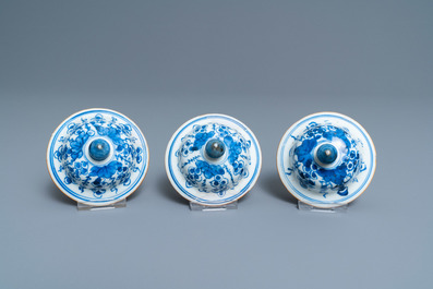Een Chinees vijfdelig blauw-wit kaststel met druivenranken, Kangxi