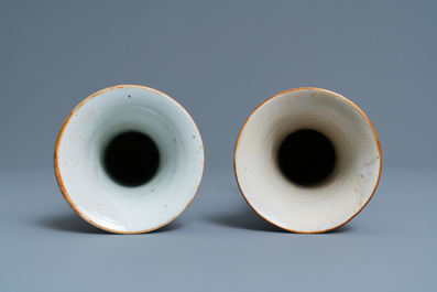 Een Chinees vijfdelig blauw-wit kaststel met druivenranken, Kangxi
