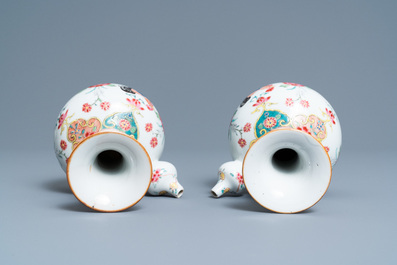 Een paar Chinese famille rose kendi met hanen, Qianlong
