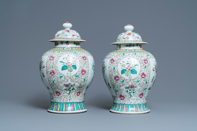 Een paar Chinese famille rose dekselvazen, 19e eeuw