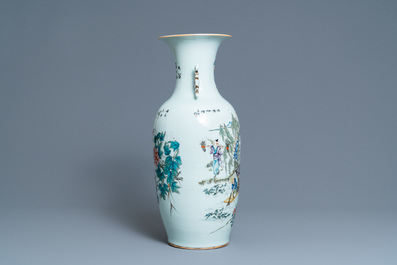 A Chinese qianjiang cai vase with two-sided design, 19/20th C.