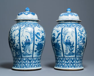 Een paar grote Chinese blauw-witte dekselvazen, 19e eeuw