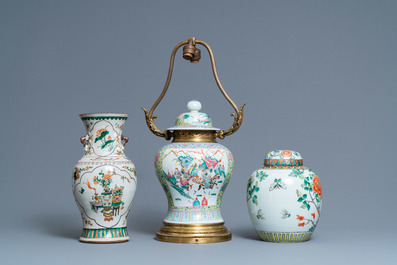 Twee Chinese famille verte vazen en een als lamp omgevormde famille rose vaas, 19e eeuw