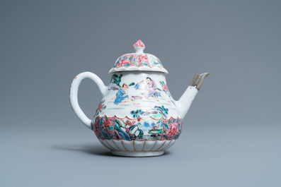 Een Chinese famille rose theepot met vissers, Yongzheng