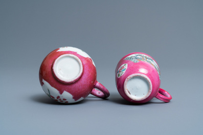 Drie stukken Chinees famille rose 'ruby ground' en 'ruby back' porselein, Yongzheng