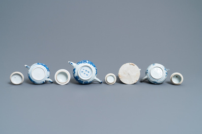 Vier Chinese blauw-witte theepotten met deksels, Kangxi