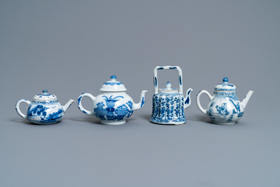 Vier Chinese blauw-witte theepotten met deksels, Kangxi
