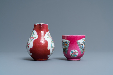 Drie stukken Chinees famille rose 'ruby ground' en 'ruby back' porselein, Yongzheng