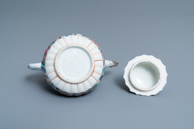 Een Chinese famille rose theepot met vissers, Yongzheng