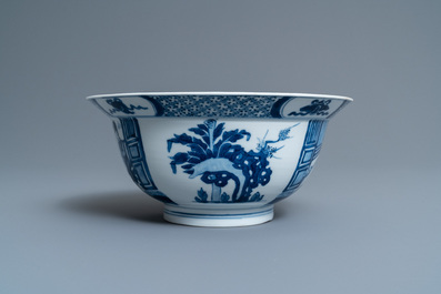 Een Chinese blauw-witte 'klapmuts' kom, Kangxi merk en periode