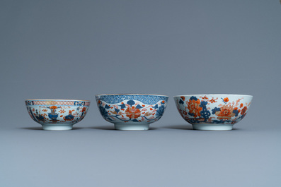 Trois bols en porcelaine de Chine de style Imari, Kangxi/Qianlong