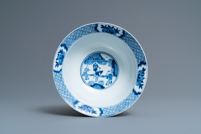 Een Chinese blauw-witte 'klapmuts' kom, Kangxi merk en periode
