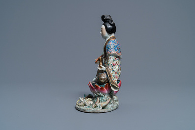 Een Chinese famille rose figuur van een dame op lotustroon, 19e eeuw