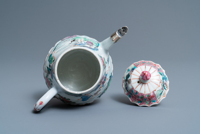 Een Chinese famille rose theepot met vissers, Yongzheng