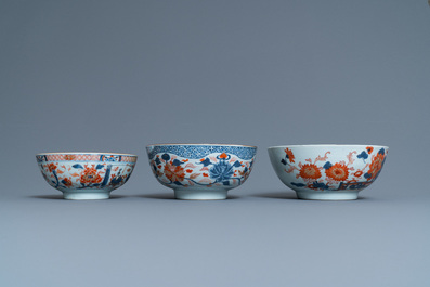 Trois bols en porcelaine de Chine de style Imari, Kangxi/Qianlong