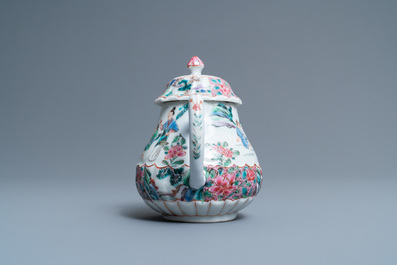 Een Chinese famille rose theepot met vissers, Yongzheng