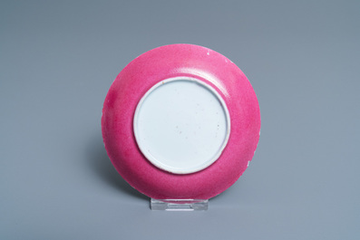 Drie stukken Chinees famille rose 'ruby ground' en 'ruby back' porselein, Yongzheng