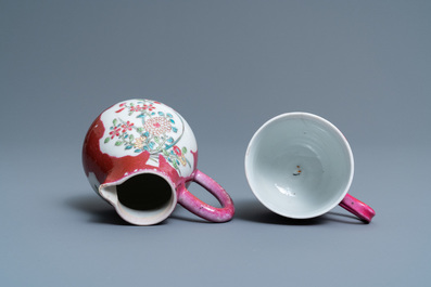 Drie stukken Chinees famille rose 'ruby ground' en 'ruby back' porselein, Yongzheng