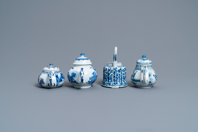 Vier Chinese blauw-witte theepotten met deksels, Kangxi