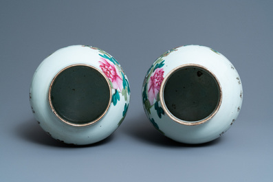 A pair of Chinese qianjiang cai vases and covers with antiquities, 19/20th C.